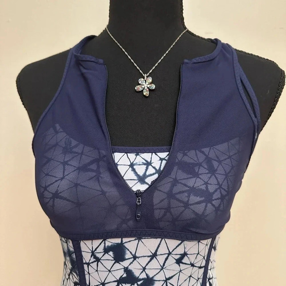 LULULEMON ~ Navy/Light Blue form fitting geometric design blue mesh top size S - Picture 4 of 6